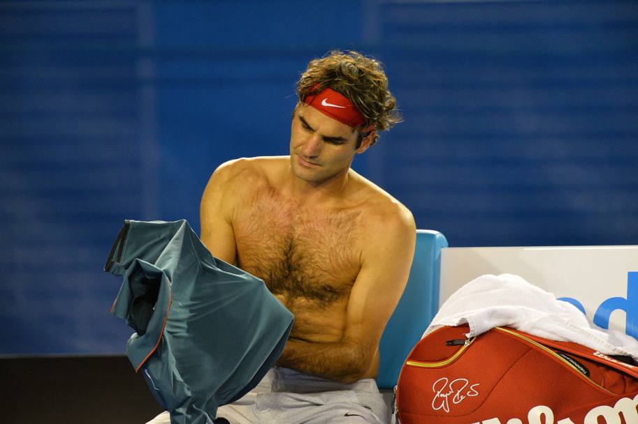 Intervallo: Federer mostra il fisico e si cambia la maglia. Afp